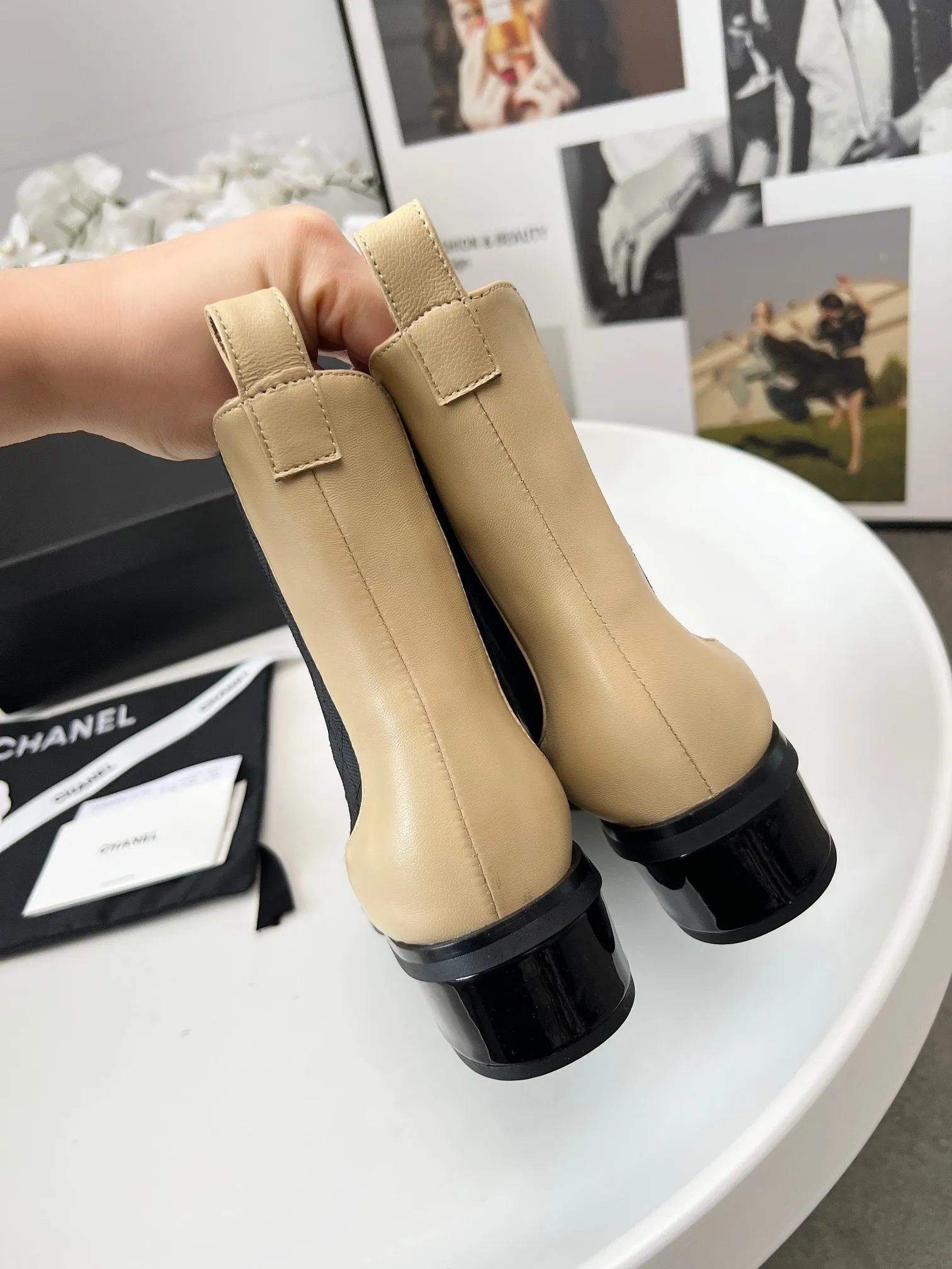 👟👟Ex-factory price 580👟👟 2025CHANEL These Chanel boots are amazing✨ Classic color matching, with a sense of high-end, the details of the toe are exquisite, and the fashion is instantly full when you put them on~ The different colors are easy to spot, and you can wear them with skirts and trousers to create a unique grandma style. Whose fashion DNA has touched it, I won’t tell you👀 Own it and you will want to carry the wind with you when you walk. These are fashionable and essential boots 👢 Fabric: cowhide Lining: sheepskin Color: black white apricot Heel height: about 4cm Tube height: 6 inches Size: 5-40 (41 customized)